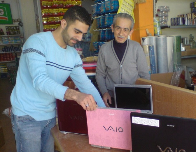 أبو نعيم وإبنه أمين يحضران البضاعة الجديدة تمهيداً لعرضها على الرفوف