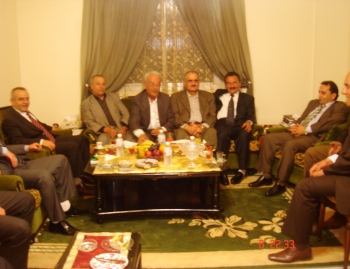 النائب الحاج علي حسن خليل محاطأً بأبو فيروز وأبو عماد الشيخ علي