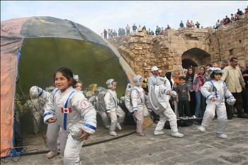 لحظة خروج «الغزاة» من مركبتهم الفضائية