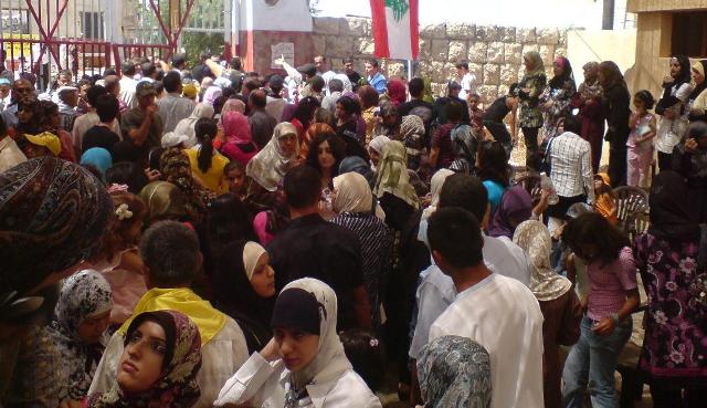 تدافع الخياميون  لملاقاته