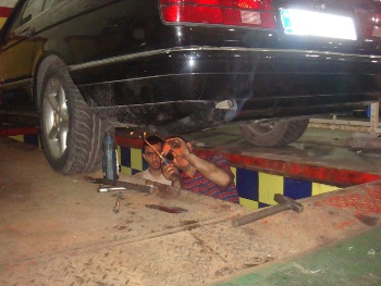 أحياناً كثيرة نجده داخل الجورة، يعمل بيديه