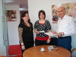 الدكتور كامل مهنا والسيدة  ربى خوري بعد توقيع الإتفاقية