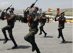  عناصر من اليونيفيل خلال استعراض في الجنوب