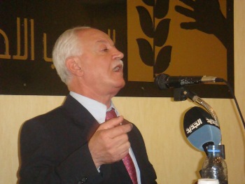 الأستاذ سعدالله مزرعاني خلال الندوة في الخيام