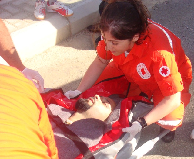 فرق الاسعاف في الصليب الاحمر وعملت على سحب المصاب ونقله إلى سيارة الإسعاف