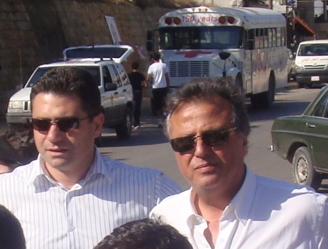 المحامي مالك راشد والأستاذ أنطوان فرهود، مدير الوحدة الصحية، يراقبان المناورة