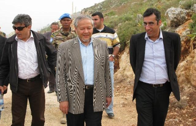 سعادة السفير الماليزي والمهندسان عماد  وعلي صادق على أرض المحمية