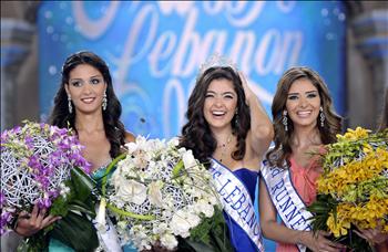 الملكة ووصيفتاها