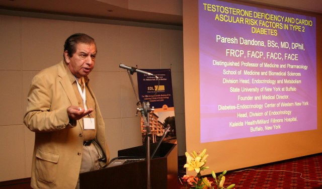 احد الاطباء محاضراً ويبدو شعار المؤتمر