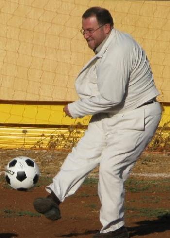 رئيس بلدية الخيام: كالرئيس الإيراني محمود أحمدي نجاد.. يهويان كرة القدم - أرشيف خيامكم