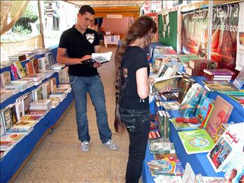 هواة للمطالعة في إحدى مكتبات النبطية