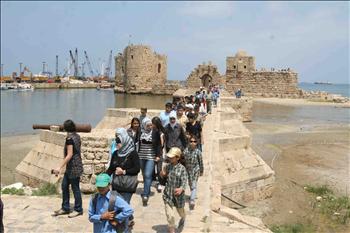 وفود طلابية وزوار على مدخل القلعة البحرية