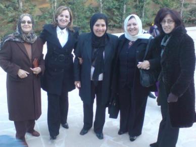 السيدة رندا عبدالله تتوسط مجموعة من سيدات الخيام في \