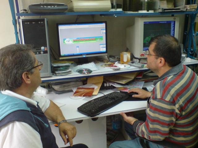 يصمم آرمة الموقع على الكمبيوتر