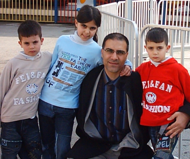 الراحل حيدر الغول وأبنائه سارة والحسنين