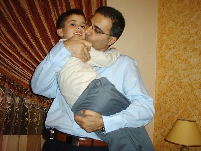 الراحل حيدر الغول يقبّل أحد الحسنين