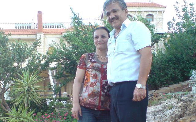 محمد صفاوي والسيدة عقيلته في حديقة دارتهما في الخيام