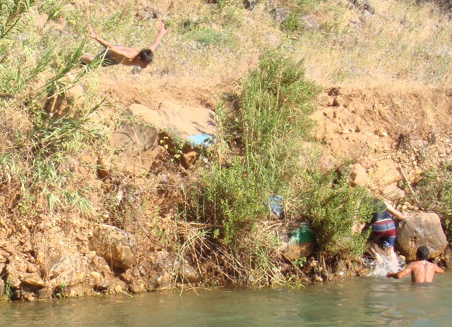 بعض الشبان والصبية كانوا يصعدون الصخور ليقفزوا من أعاليها إلى عمق الغدران