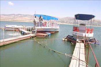 على بحيرة القرعون التي تشكل عامل جذب سياحي في البقاع