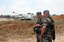 جنود فرنسيون يراقبون وبدت دبابة لوكلير في سهل إبل السقي