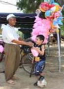 يبيع الغزلة عند نهر الأولي