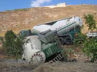 إنقلاب شاحنة باطون على طريق نهر الليطاني