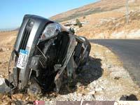 السيارة بعد انقلابها الى جانب الطريق