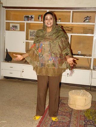 «اقترفت» لبنى حسين في السودان لبس «البنطال»