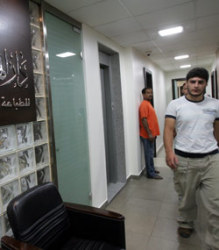 حركة عمل طبيعية في دار الهادي أمس