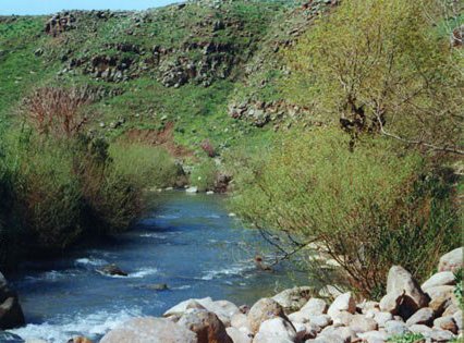 إعمل منيح وما تكب بنهر الليطاني