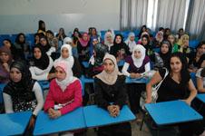 العرسان خلال اللقاء في جمعية المواساة لوضع اللمسات الأخيرة