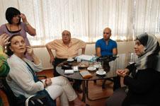 أعضاء اللجنة المنظمة تشرف على تفاصيل العرس