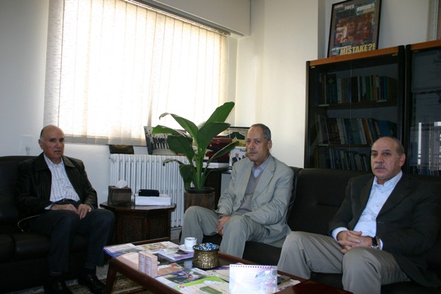 الدكتور كامل مهنا مجتمعاً بوزير الشؤون الإجتماعية السابق السيد صالح زيدان وعلي الفيصل