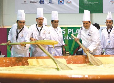 طبق حمص ضخم من تحضير طهاة لبنانيين ( أ.ف.ب)