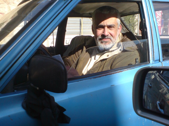 أيام عاشوراء يضع على سيارته شارة سوداء