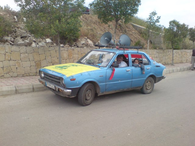 في المناسبات الوطنية يزّين سيارته بالعلم الوطني وبأعلام المقاومة