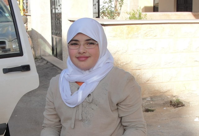 إستوقفتني  صبيـّة صغيرة، مشرقة الوجه، ألقت السلام والتحية بصوتها الممتلئ عذوبة ورقة