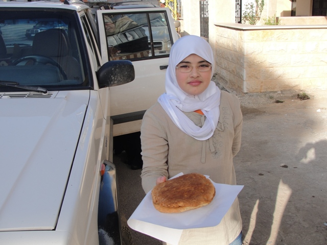 بابتسامة ناعمة قدّمت لي رغيفين من \