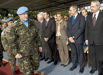 Le général Asarta défilant devant les officiels. Pasqual Gorriz/AFP