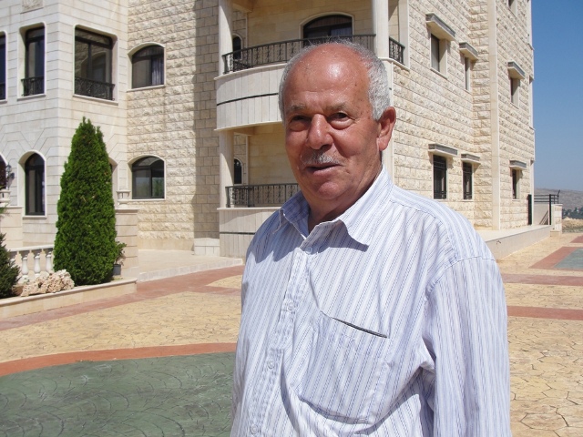 نحيّ والده (حسن باشا) الذي حاول العملاء أن يقتلوه برصاصهم الغادر لانه أب مقاوم