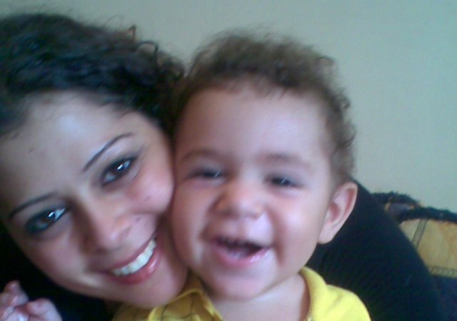 سارة عبدالله (وطفلها عادل): - يا خيام.. ابلغي سلامي إلى أمي وأبي وقولي لهما انهما كما ربّياني سأربي ابني