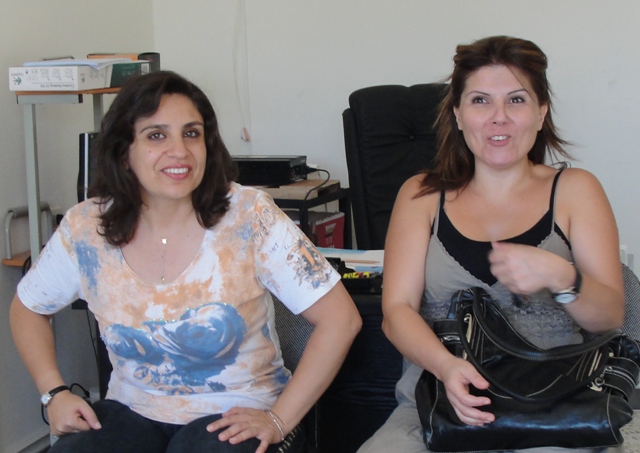 والدتها وإحدى صديقاتها