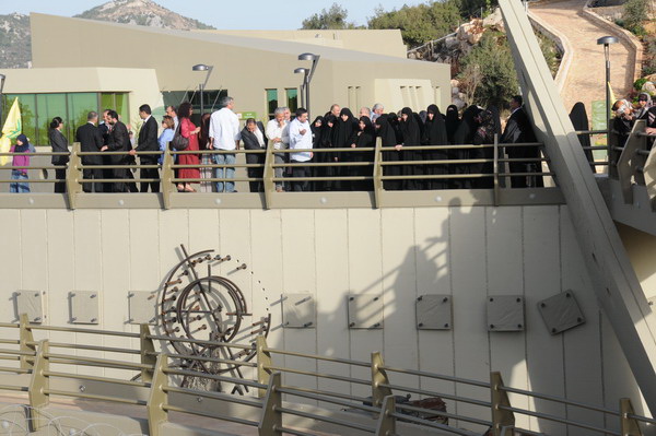 عقيلة الرئيس الايراني أعظم السادات فراحي وعقيلتي وزير الخارجية الايرانية والوزير علي عبدالله في مليتا