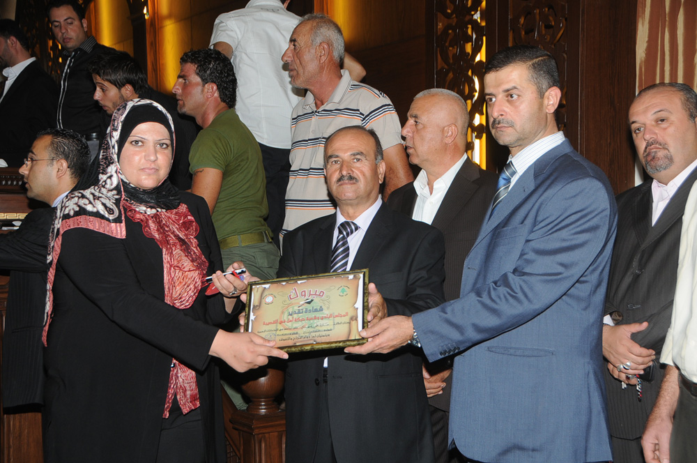 النائب قبيسي ومنصور يسلمان طالبة شهادة تقديرية في القصيبة