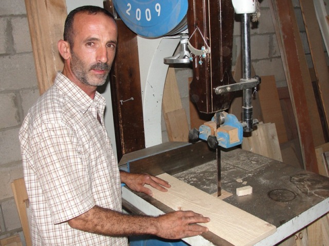 رياض يعمل على إحدى الماكينات