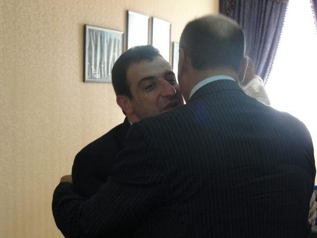 وإبنه كان أيضاً حاضرا في تكريم هاني عساف ( النائب وائل أبو فاعور )