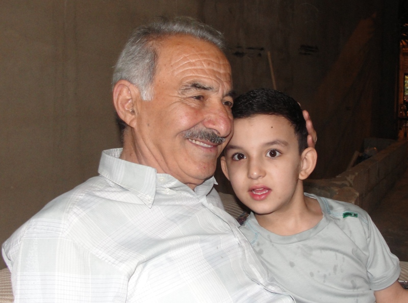 المرحوم أبو أحمد رياض سويد وأحد أحفاده