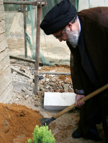 السيّد حسن نصر اللّه يزرع في حارة حريك الشجرة الرقم مليون من حملة مؤسسة «جهاد البناء»