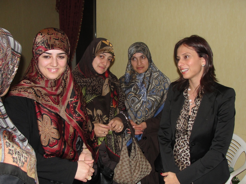 خبيرة التغذية فاطمة صادق في دردشة مع بعض سيدات المجتمع الخيامي