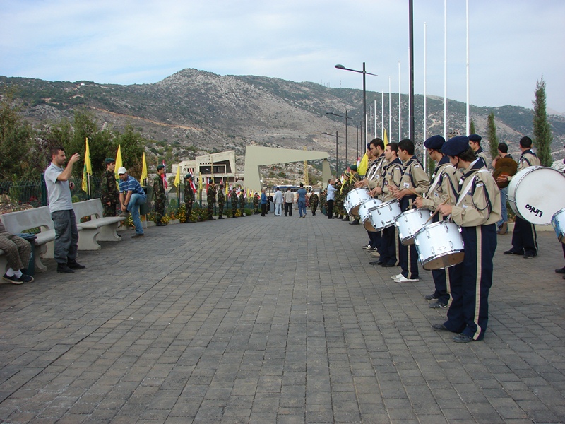 يستقبلون الزوار